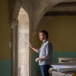 Veingie Pandacorno mentre esamina i dettagli architettonici di una casa storica